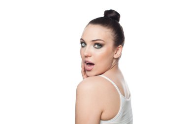 Beyaz portreye izole edilmiş sağlıklı ciltli, şaşırtıcı bir spa modeli.