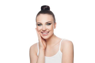 Mutlu gülümseyen spa modeli kadın beyaz arka planda izole edilmiş, güzel yüz kaplaması 
