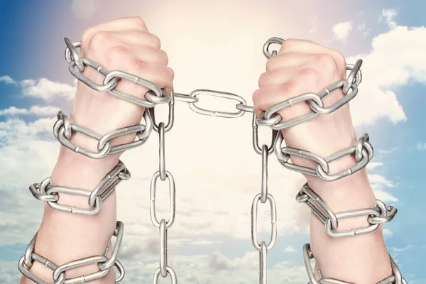 Two Hands Shackled Metal Chain Blue Sky Background Freedom Concept — Stock Photo, Image