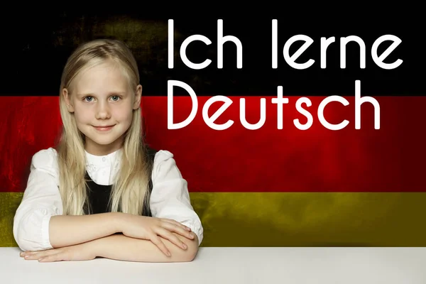 Pensando Menina Estudante Contra Fundo Bandeira Alemanha Deutsch Conceito Com — Fotografia de Stock