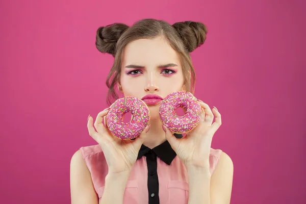 Dieetconcept Droevige Ongelukkige Vrouw Met Donuts Levendige Kleurrijke Roze Achtergrond — Stockfoto