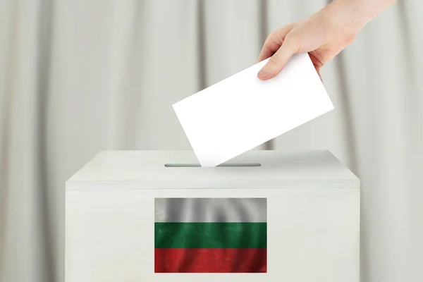 ブルガリアの投票概念 投票所での投票のための投票用紙を保持する投票手 — ストック写真
