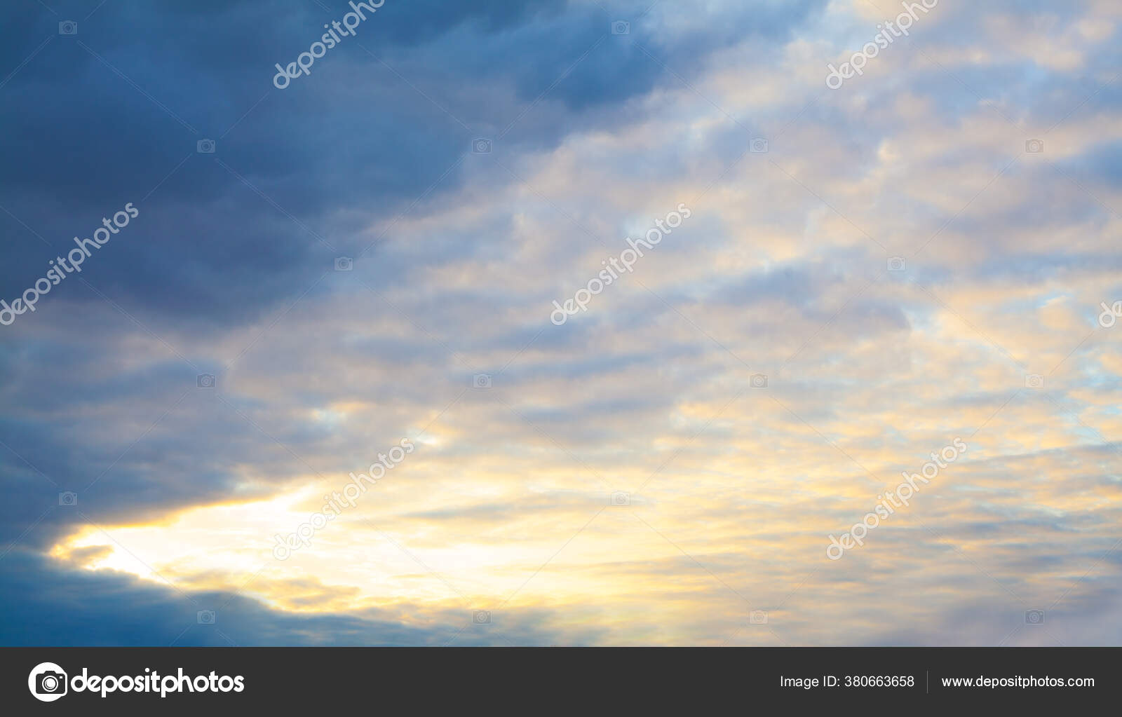 夜空乌云密布美丽的风景云彩和橙色的太阳在天空中 图库照片 C Artmim