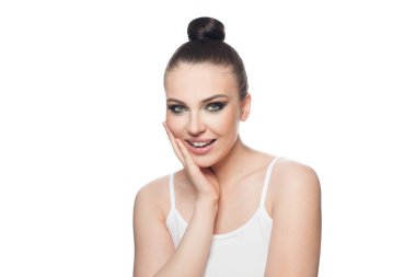 Sağlıklı ciltli gülümseyen genç kadın beyaz portrede izole edilmiş.