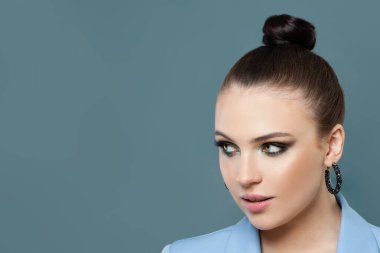 Mavi arka planda esmer kadın. Mükemmel yüz kapanışı