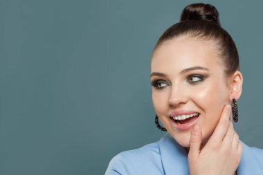 Mavi arka planda mutlu, güzel bir kadın. Mükemmel yüz kapanışı