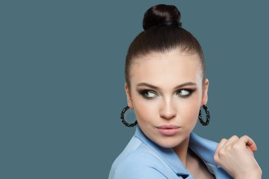 Mavi arka planda zarif bir kadın. Mükemmel yüz kapanışı