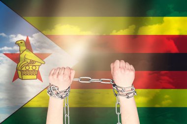 İki el Zimbabwe bayrağının arka planında metal bir zinciri zincirledi. Özgürlük kavramı