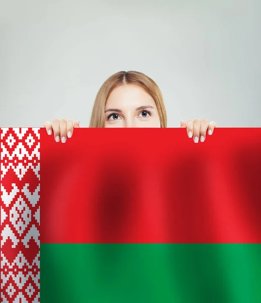 Λατρεύω Την Λευκορωσία Ευτυχισμένη Γυναίκα Που Δείχνει Σημαία Της Λευκορωσίας — Φωτογραφία Αρχείου
