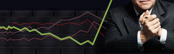 原油バレルとグラフと黒旗の背景に幸せなビジネスマン — ストック写真