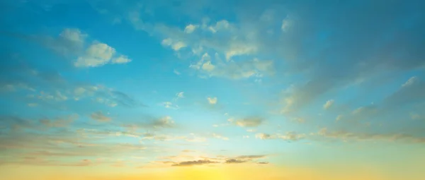 Cielo Azul Nubes Fondo Hermoso Paisaje Con Nubes Sol Naranja — Foto de Stock