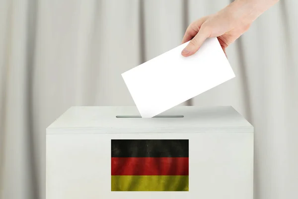 ドイツ投票の概念 投票所での投票のための投票用紙を保持する投票手 — ストック写真