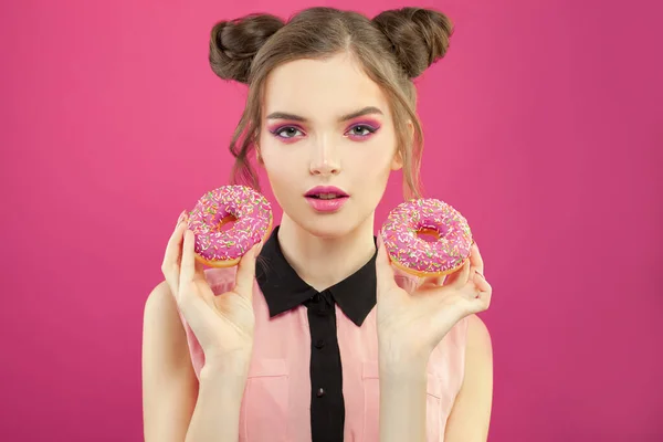 Модель Держит Пончик Ярко Розовом Фоне — стоковое фото