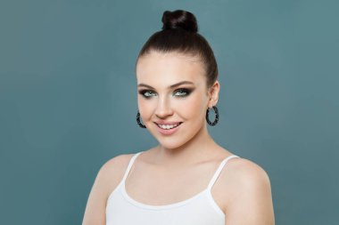 Gülümseyen spa mankeni kadın, açık tenli mavi, portre.