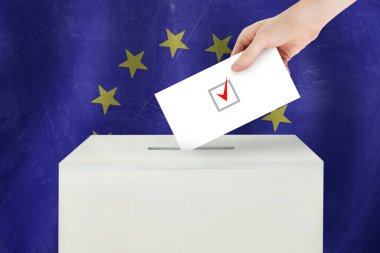 Avrupa Birliği oylama konsepti. Seçim sandığı için oy pusulası tutan seçmen.