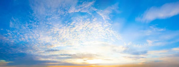 Cielo Azul Nubes Fondo Hermoso Paisaje Con Nubes Sol Naranja — Foto de Stock