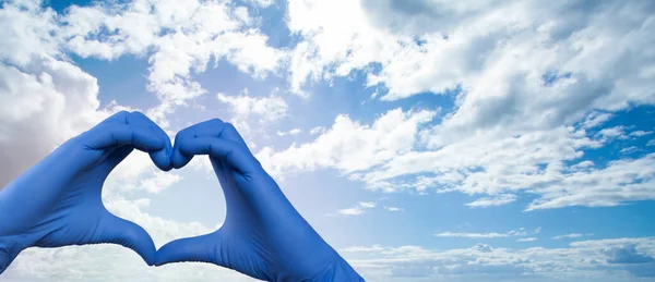 Coração Contra Céu Nuvens Fundo Salvar Conceito Vida — Fotografia de Stock