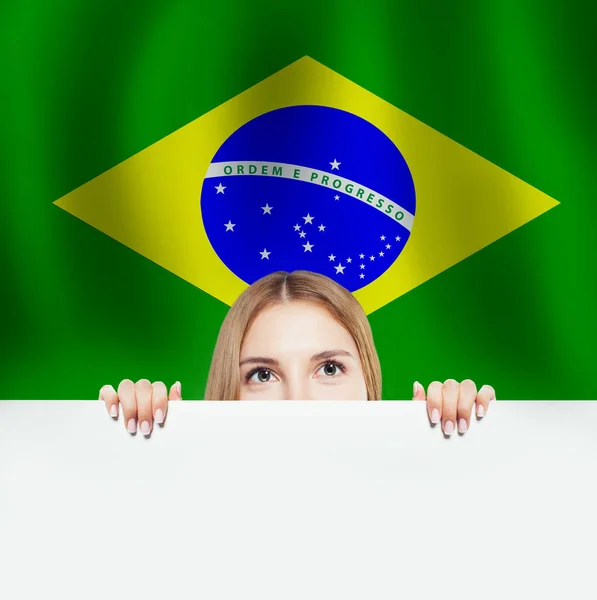 Счастливая Симпатичная Девушка Белым Баннером Фоне Флага Бразилии — стоковое фото