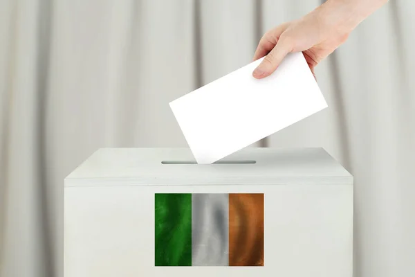 Irlanda Votar Conceito Mão Eleitor Segurando Papel Cédula Para Votação — Fotografia de Stock