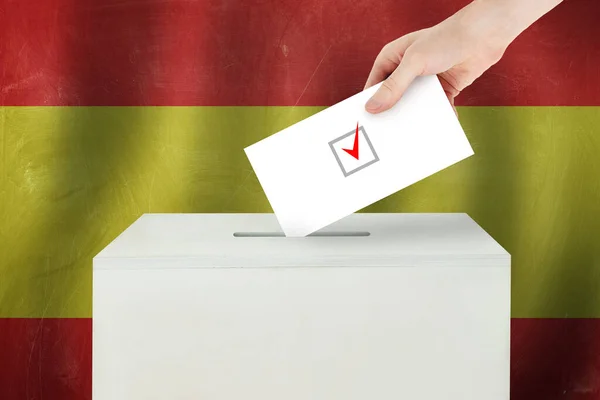 Концепция Голосования Испании Рука Избирателя Держит Бюллетень Голосования Избирательном Участке — стоковое фото
