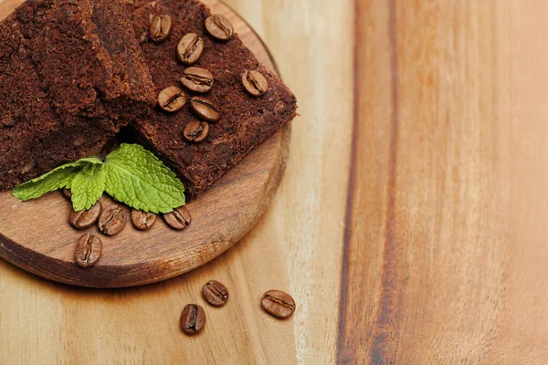コーヒー豆とブラウニーケーキ — ストック写真