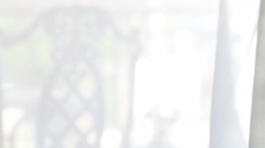 Rüzgâr beyaz perdeyi savuruyor balkonun yanında