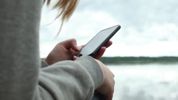 Закройте Руки Держа Используя Мобильный Смартфон Открытом Воздухе — стоковое видео