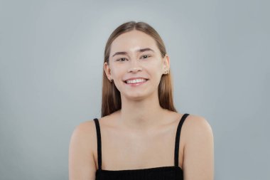 Beyaz arka planda makyajsız mutlu kız