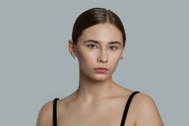 Güzel bir kadın yüzü. Temiz ciltli sağlıklı bir model. Cilt bakımı ve yüz tedavisi kavramı