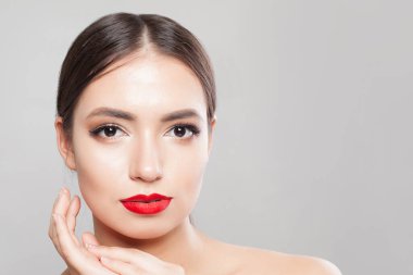 Beyaz arka planda kadın yüzü. Güzel kadın portresi