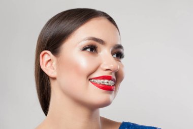 Diş telleri beyaz, güzel yüzlü mutlu kadın. Yaklaş.