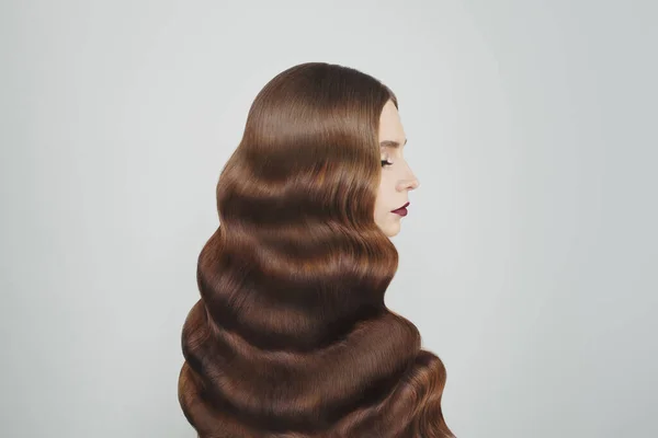 Kahverengi Kıvırcık Saçlı Beyaz Saçlı Güzel Bir Model — Stok fotoğraf