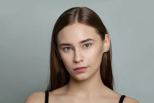 Menina Bonita Com Cabelos Lisos Escuros Fundo Branco — Fotografia de Stock