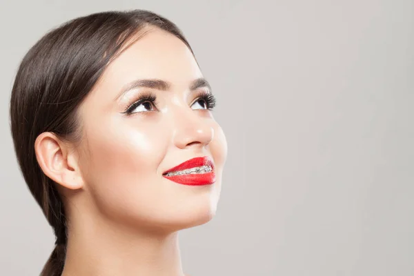 Mooie Jonge Vrouw Gezicht Meisje Met Beugels Tanden Witte Banner — Stockfoto