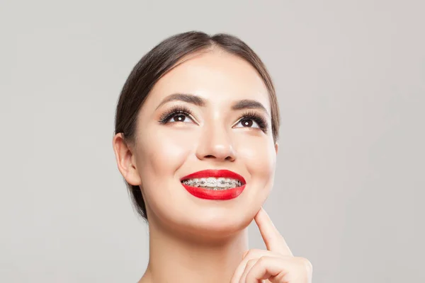Schöne Frau Mit Zahnspange Auf Weißem Perfektem Weiblichen Gesicht Aus — Stockfoto