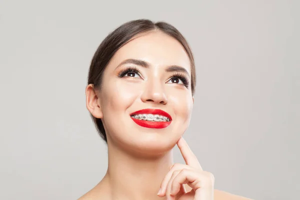 Nettes Mädchen Mit Zahnspange Auf Weißem Wunderschönem Weiblichen Gesicht Aus — Stockfoto