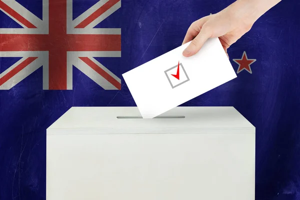 New Zealand Vote Konzept Wähler Hält Stimmzettel Für Die Wahl — Stockfoto