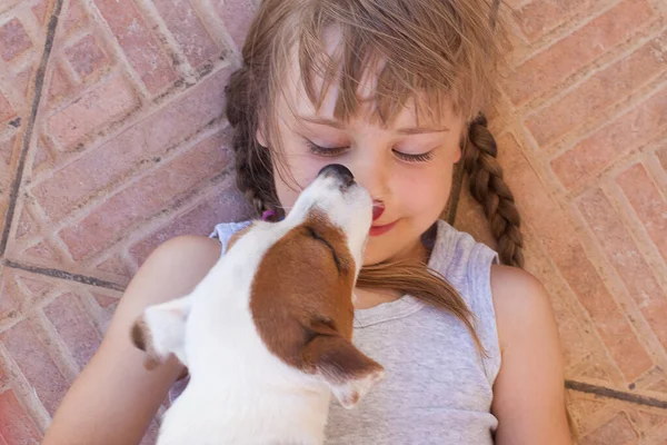 Giovane Ragazza Con Cane Pet Giocare Insieme — Foto Stock