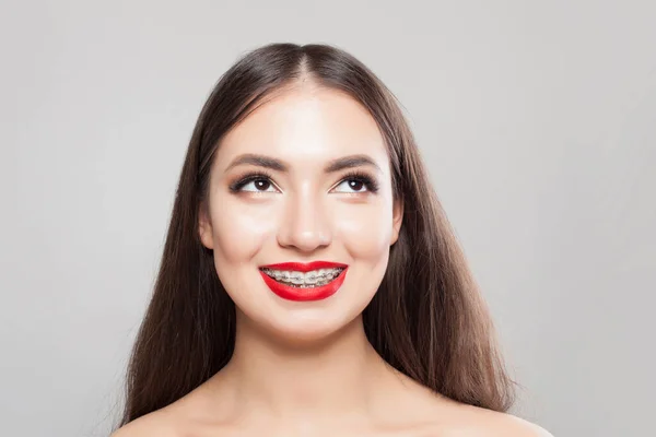 Vrolijke Vrouw Met Beugels Tanden Wit Mooi Vrouwelijk Gezicht Close — Stockfoto