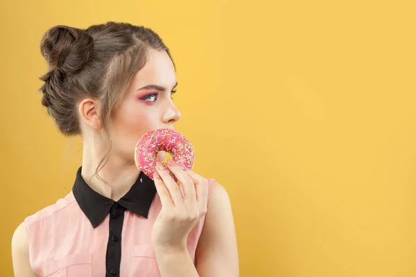 Junge Süße Frau Und Donut Auf Gelb — Stockfoto