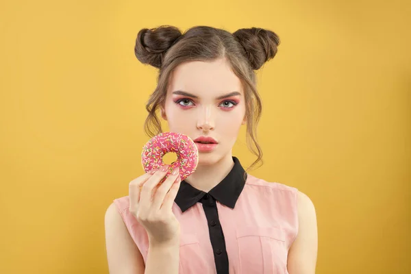 Glamorous Woman Donut Yellow Background — Stock Photo, Image