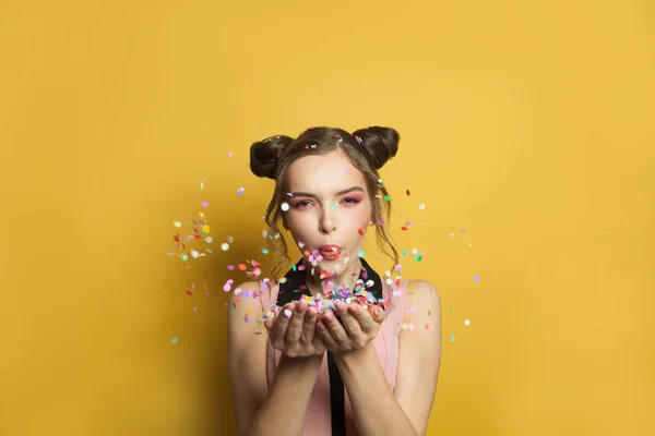 Vrolijke Mode Model Vrouw Kleurrijke Vallende Confetti Gele Achtergrond — Stockfoto