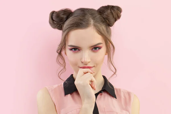 Молодая Модель Женщина Розовым Макияжем Пастельном Фоне — стоковое фото