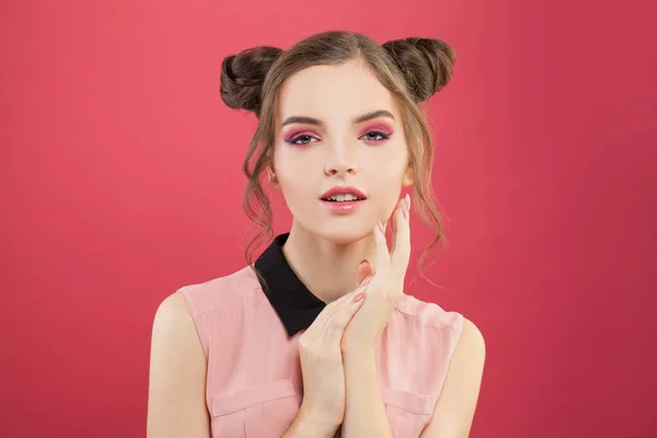 Modelo Moda Mujer Con Maquillaje Rosa Sobre Fondo Rosa Brillante — Foto de Stock