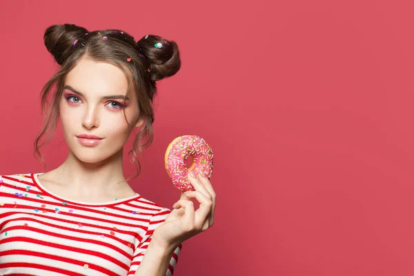 Милая Девушка Пончиком Розовом — стоковое фото