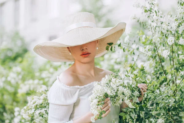 Mujer Verano Flores Blancas Aire Libre Retrato —  Fotos de Stock