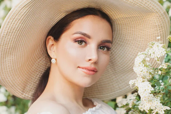 Retrato Jovem Mulher Beleza Com Flores Livre Jardim Flores — Fotografia de Stock