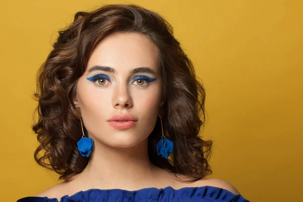 Joven Modelo Morena Mujer Con Rizado Bob Haistyle Pendientes Azules — Foto de Stock