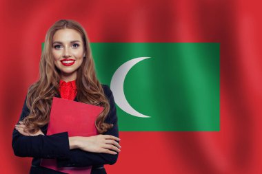 New Maldivler 'de seyahat et. Yeni Maldivler bayrağı taşıyan mutlu kız öğrenci