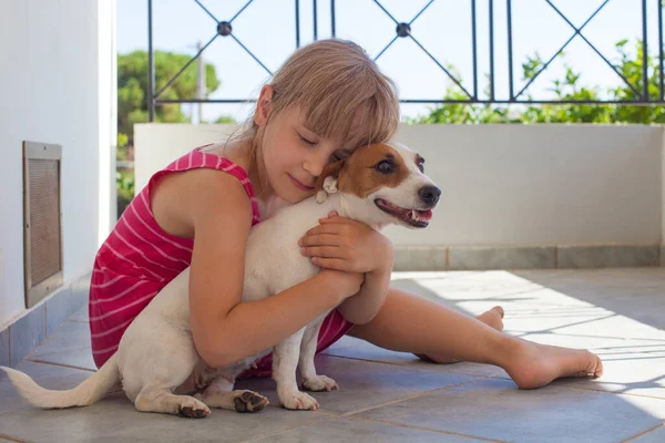 Barn Flicka Och Hund Husdjur Kramas — Stockfoto
